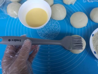 16、红糖烧饼,按扁，刷蛋液。