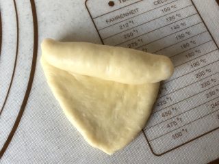 4、黄油卷,由上而下卷起来