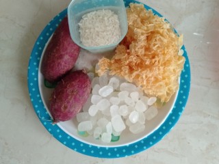1、紫薯银耳粥,准备食材