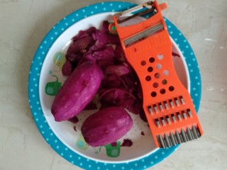 3、紫薯银耳粥,紫薯去皮洗干净