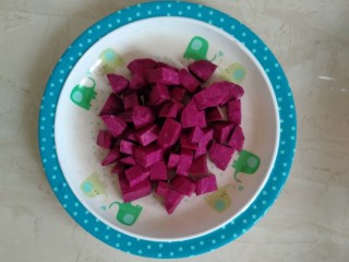 4、紫薯银耳粥,切成丁