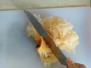 5、紫薯银耳粥,银耳泡发了洗干净切掉根部