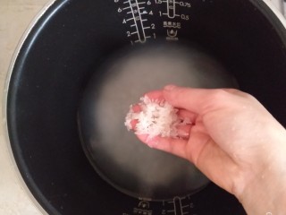 7、紫薯银耳粥,大米倒入锅里洗干净