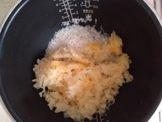 8、紫薯银耳粥,倒入银耳