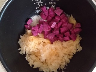 9、紫薯银耳粥,倒入紫薯