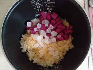 10、紫薯银耳粥,倒入冰糖