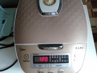 13、紫薯银耳粥,盖上盖子按煮粥键，不用去看，电饭煲都设置好时间的，煮好了自己会跳