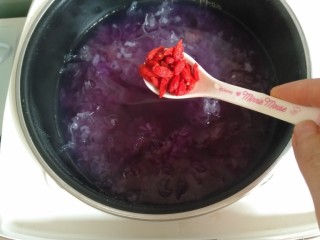 14、紫薯银耳粥,煮到剩下二十几分钟的时候加入一勺枸杞继续煮