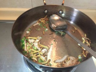 5、超鲜虾鱼片粥,继续放入小葱编炒