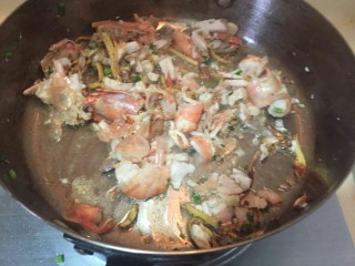 8、超鲜虾鱼片粥,一起大火翻炒。