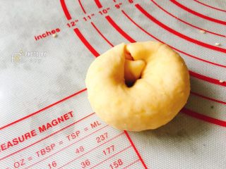 7、咸香芝麻饼,卷好之后，两端收口捏在一起。