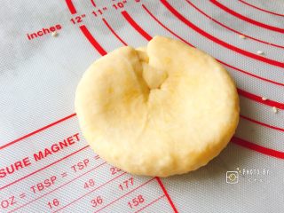 8、咸香芝麻饼,轻轻按压，稍微擀两下即可。