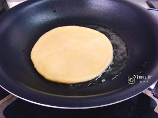 10、咸香芝麻饼,油热后，放入饼皮。