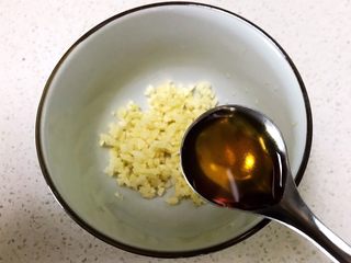 4、瓜丝肉末拌凉皮,在蒜末里加入1小勺芝麻油