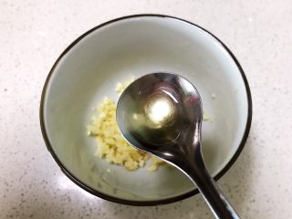 5、瓜丝肉末拌凉皮,加入半勺花椒油