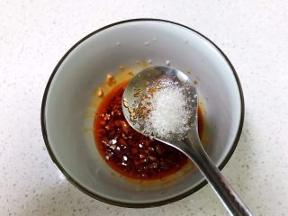 9、瓜丝肉末拌凉皮,加入半勺白沙滩