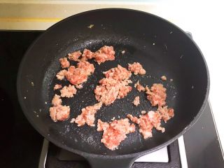 13、瓜丝肉末拌凉皮,油烧热后加入猪肉末