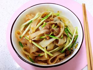 20、瓜丝肉末拌凉皮,瓜丝肉末凉皮口感微辣，清淡爽口，非常完美~