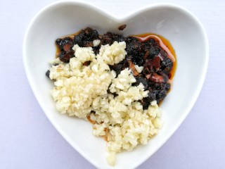 3、饺子皮辣酱饼,蒜末加入辣酱中。