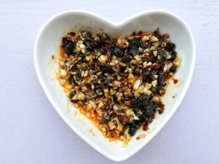 4、饺子皮辣酱饼,拌匀。