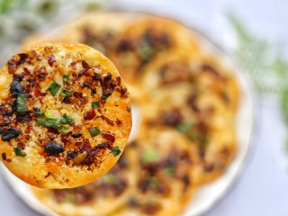 12、饺子皮辣酱饼,嘎嘣嘎嘣脆。