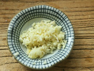 6、夏日小菜凉拌土豆丝, 蒜和姜剁成蓉。