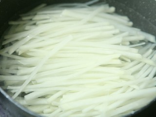 8、夏日小菜凉拌土豆丝,放入土豆丝,水再次开后再煮一分钟。