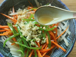 15、夏日小菜凉拌土豆丝,放入少许香油。