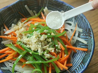 17、夏日小菜凉拌土豆丝,放入一小匙白糖。