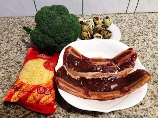 1、黑椒牛排意面,准备原材料牛排、意面、西兰花、鹌鹑蛋备用