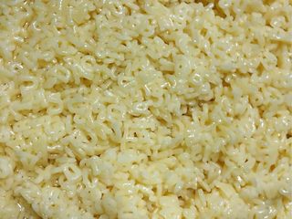 2、黑椒牛排意面,煮好的意面立即放入冷水中冲凉再沥干水份备用