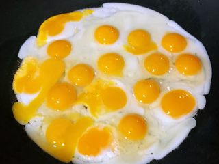 4、黑椒牛排意面,锅中倒入适量底油加热依次打入鹌鹑蛋盖上盖子中小火煎起来