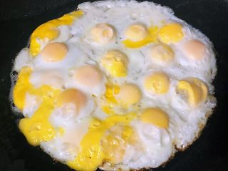 5、黑椒牛排意面,鹌鹑蛋煎至金黄色熟了即可出锅