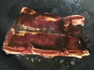 7、黑椒牛排意面,均匀的淋上黑胡椒料汁慢慢的煎