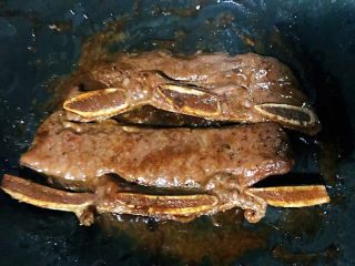 8、黑椒牛排意面,牛排煎至金黄八分熟即可出锅