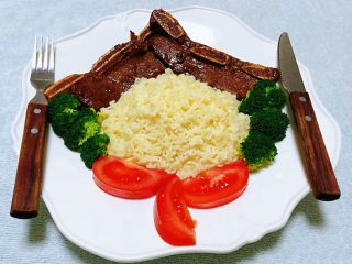 9、黑椒牛排意面,煎好的黑椒牛排摆入盘中再依次将意面和西兰花、西红柿摆入盘中搭配餐具即可