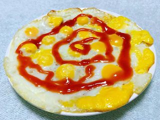 10、黑椒牛排意面,煎好的鹌鹑蛋盛入盘中淋上番茄辣椒酱