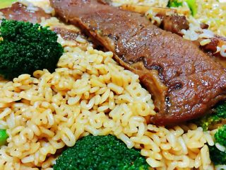 15、黑椒牛排意面,用黑胡椒料汁将所有食材拌匀入味味道一级棒