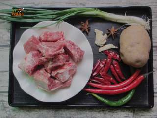 1、土豆烧排骨,准备食材