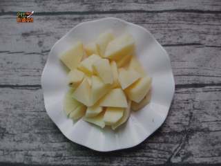 2、土豆烧排骨,土豆去皮切成小块待用