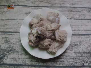 4、土豆烧排骨,去掉浮沫，把排骨来处控水