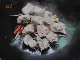 7、土豆烧排骨,放入排骨大火翻炒