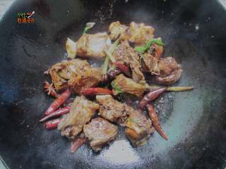 8、土豆烧排骨,加入老抽、酱油、耗油翻炒上色