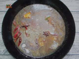 9、土豆烧排骨,炒至肉色变色，倒入开水，加入盐、料酒、五香粉调味；淹没过排骨