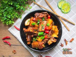 13、土豆烧排骨,土豆和排骨一起炖至软烂后，吃饱肉汤的精华，竟然也能吃出肉香来。