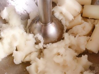 2、山药饼,压成泥，我是用的搅拌棒