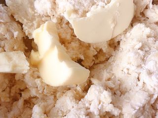 8、山药饼,加入黄油