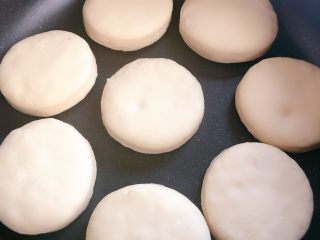 14、山药饼,锅加热，不放油，把饼放里面，盖盖两分钟