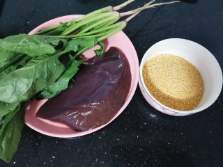 1、菠菜猪肝粥,准备好食材