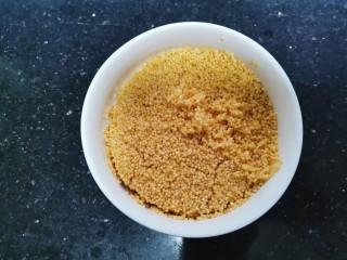 2、菠菜猪肝粥,小米清洗干净